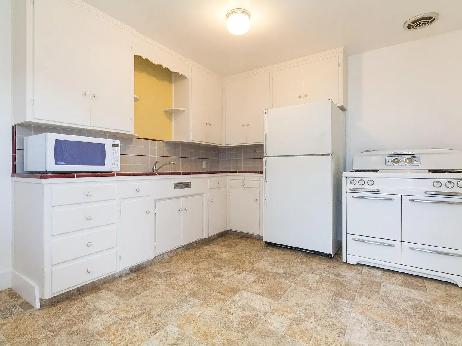 2 bed, 900 sqft, $3,425 — Photo 2