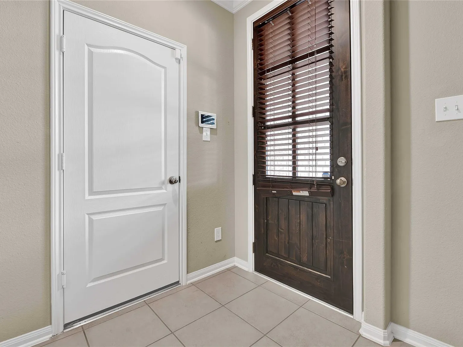 3 bed, 3.5 bath, 2475 sqft, $2,450 — Photo 3