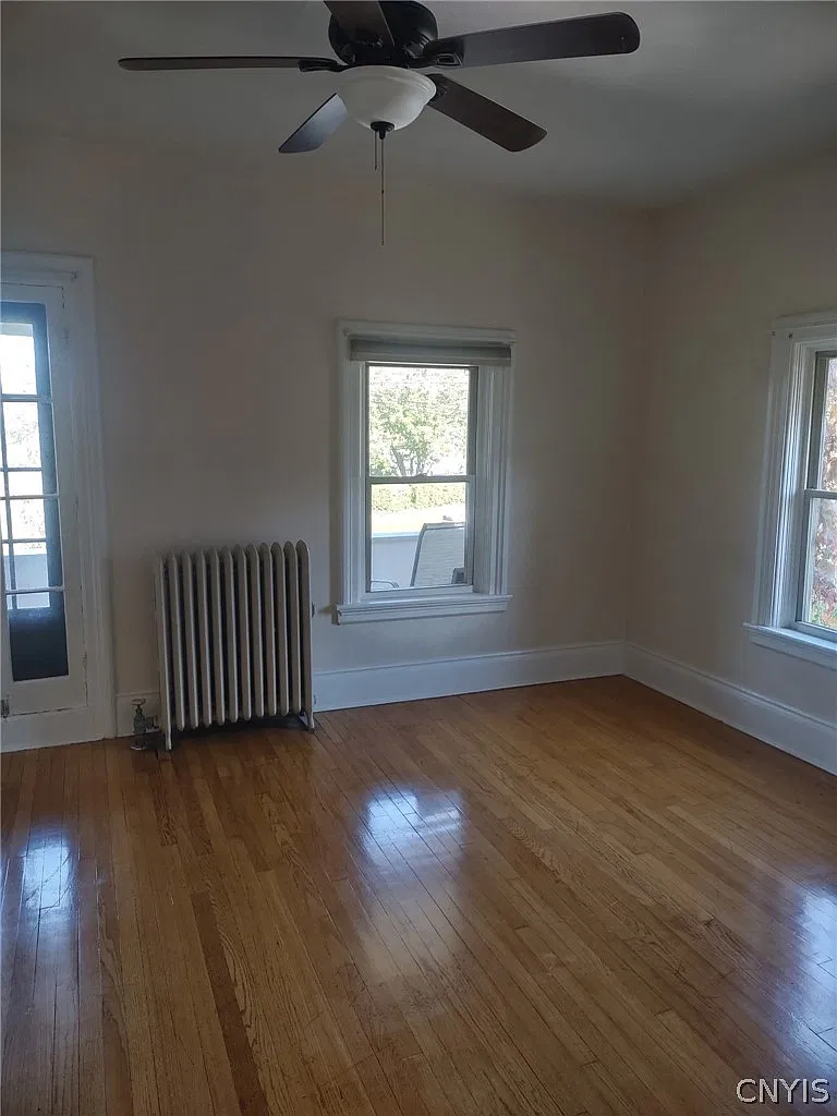 3 bed, 1.0 bath, 2658 sqft, $1,950 — Photo 4