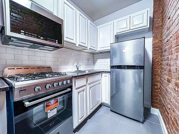 5th image of 3111 Crescent St APT B4