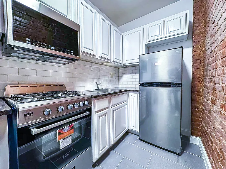 3111 Crescent St #B4 — Photo 5