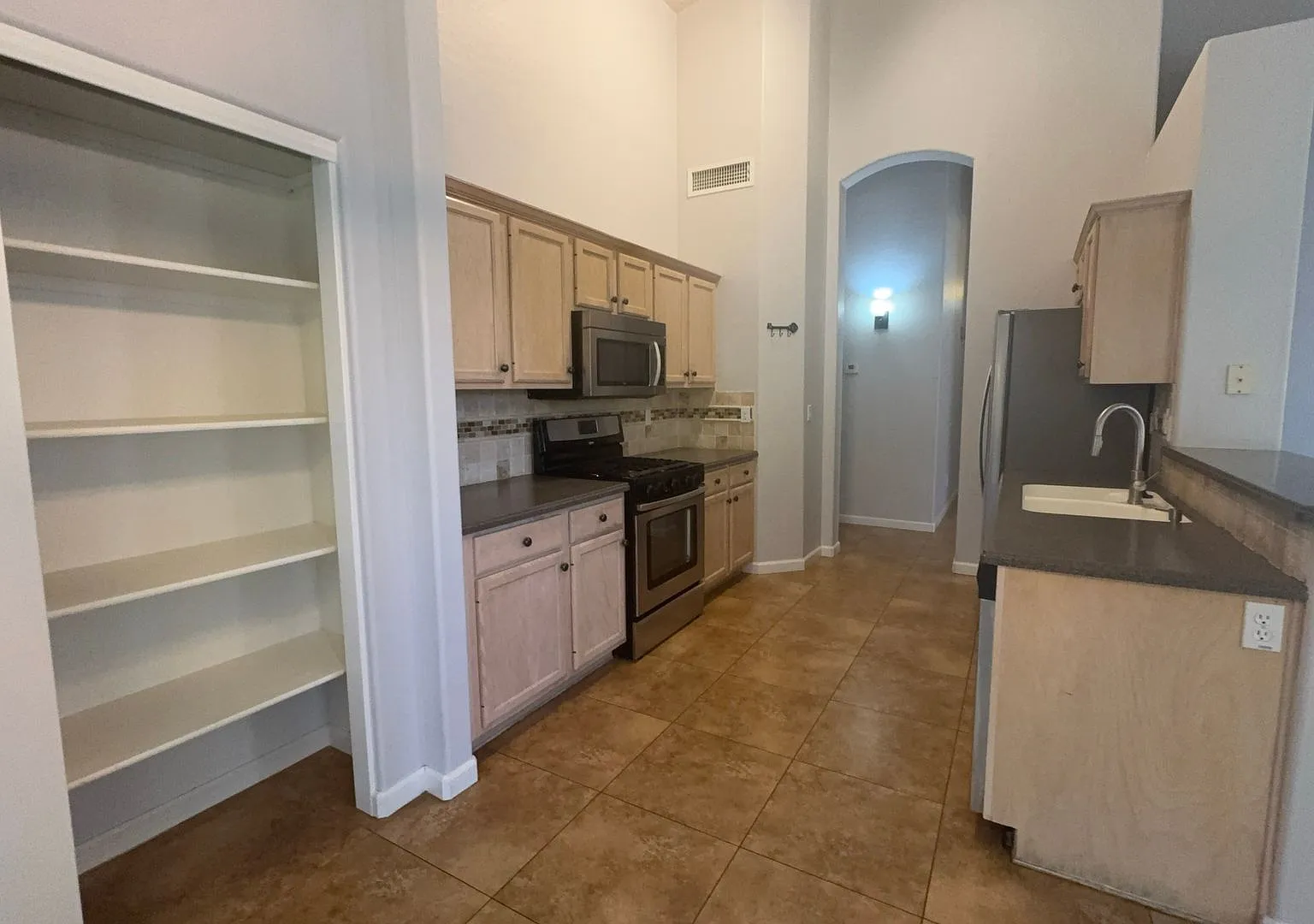Gorgeous Single-Level Home in Las Sendas: 3-Bed, 2-Bath Oasis with Vaunted Ceilings, Plantation S... — Photo 4