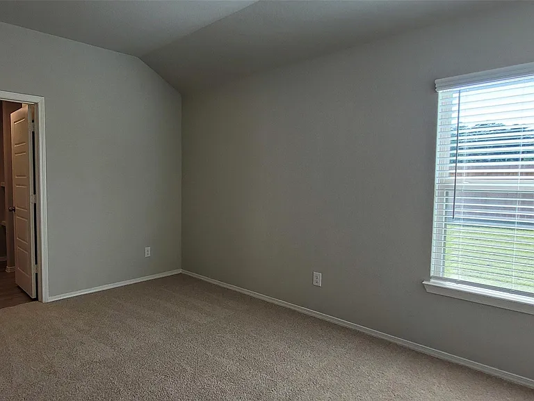 526 Dalloway St — Photo 15