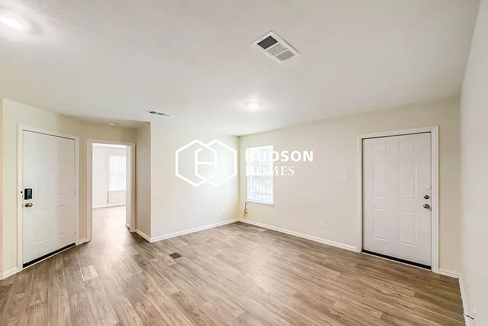 3 bed, 2.0 bath, 872 sqft, $1,315 — Photo 3