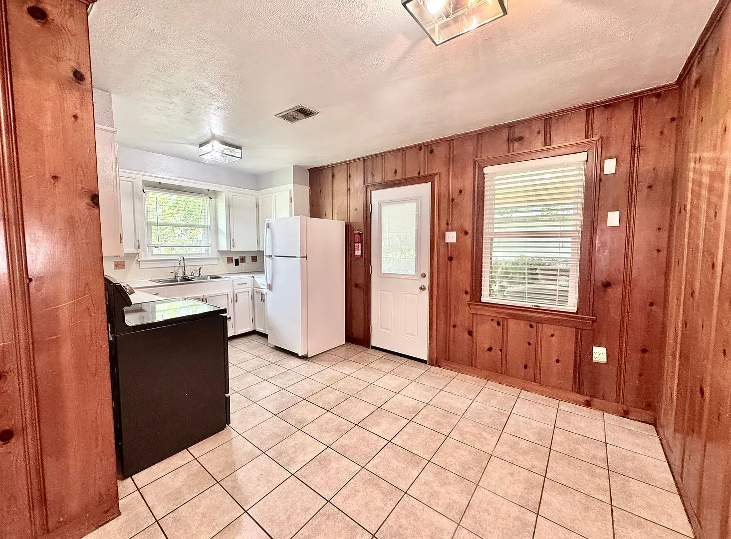 3 Bed 2 Bath Home in Hundred Oaks Subdivision — Photo 3
