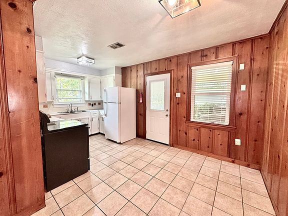 3rd image of 2428 Orpine Ave
