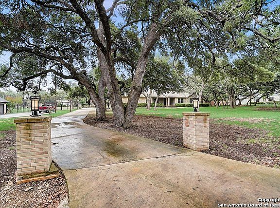 4th image of 8642 CLASSIC OAKS LN