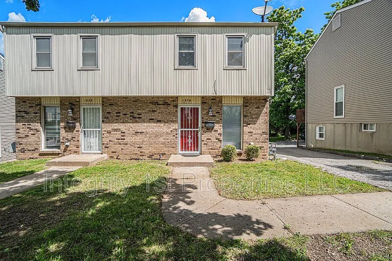 2 bed, 2.0 bath, 900 sqft, $1,595 — Photo 2