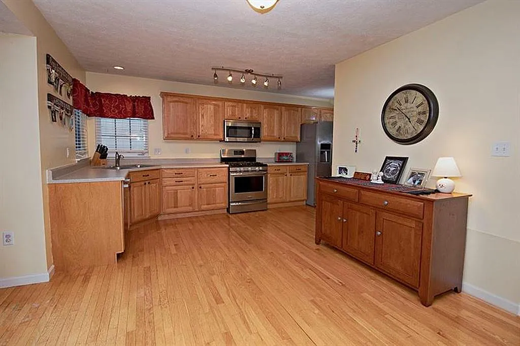 3 bed, 2.5 bath, 1950 sqft, $2,525 — Photo 2