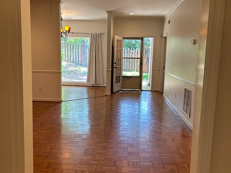 713 Rockford Cir — Photo 4