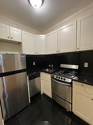 2nd image of 237 Henry St APT 4A