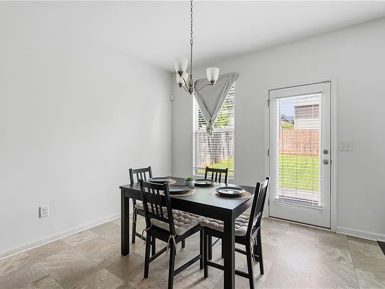 565 Dasheill Ln — Photo 6