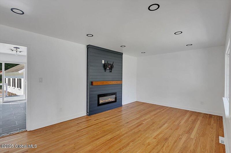 4th image of 200 S Arrow Street