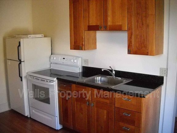 3rd image of 4905 Woodland Park Ave N APT 2