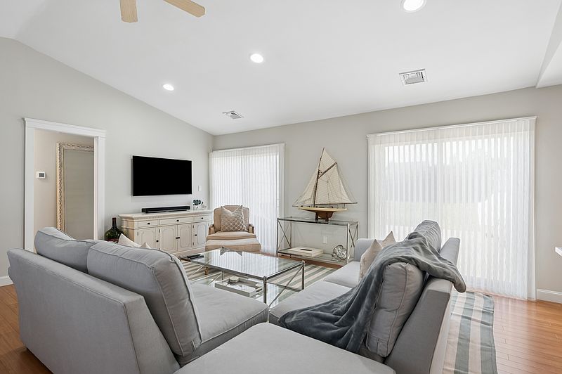 20 Saint Andrews Cir, Southampton, NY 11968 | Out East