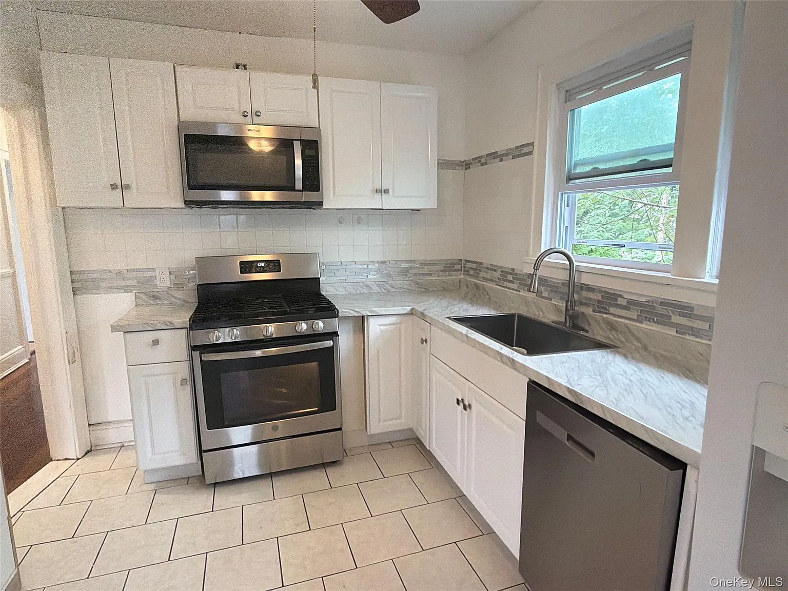 4 bed, 1.0 bath, 1300 sqft, $4,400 — Photo 3