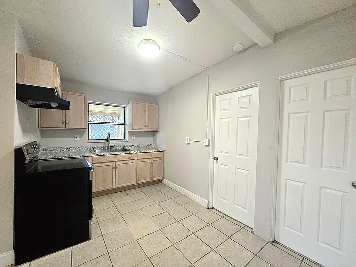 919 Columbia Ave — Photo 7