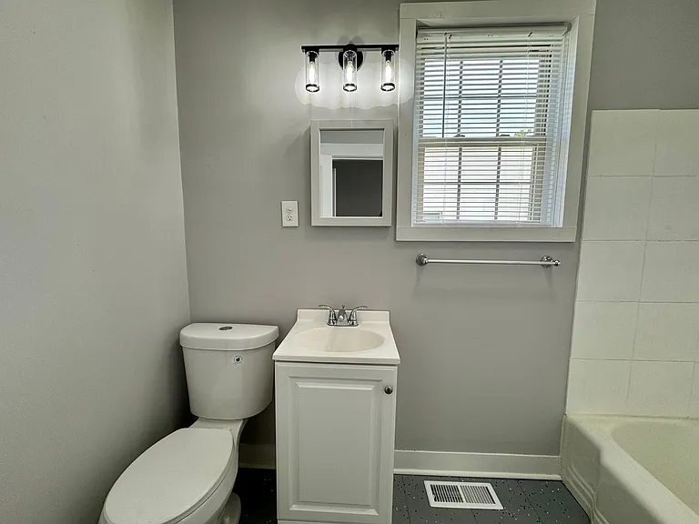 110 N Mecklenburg Ave — Photo 8