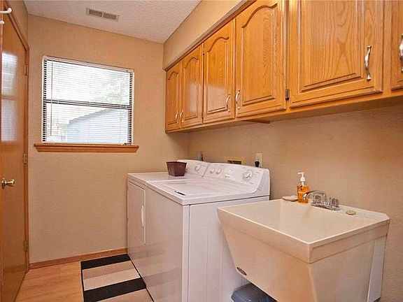 4th image of 8 Windermere Ln