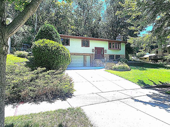 2nd image of 2510 Northern Hills Ct NE