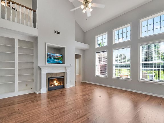 4th image of 4064 Fir Hill Dr E