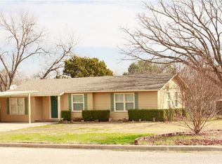 203 N Ave S, Clifton, TX 76634