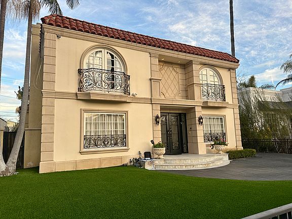 3rd image of 268 S Palm Dr