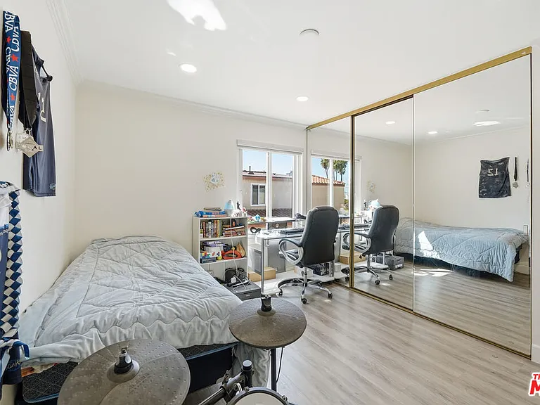 3442 Del Amo Blvd — Photo 4