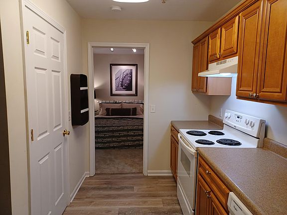 4th image of 122 Jamestown Ct #101