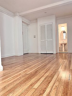 4th image of 330 E 43rd St APT 903