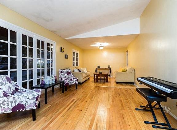 4th image of 173 Forest Brook Ln