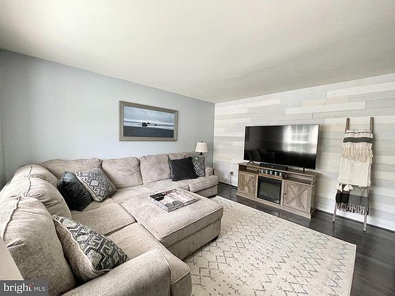 4th image of 115 Stanley Ct