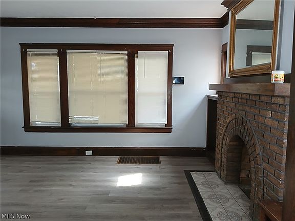5th image of 15409 Parkgrove Ave