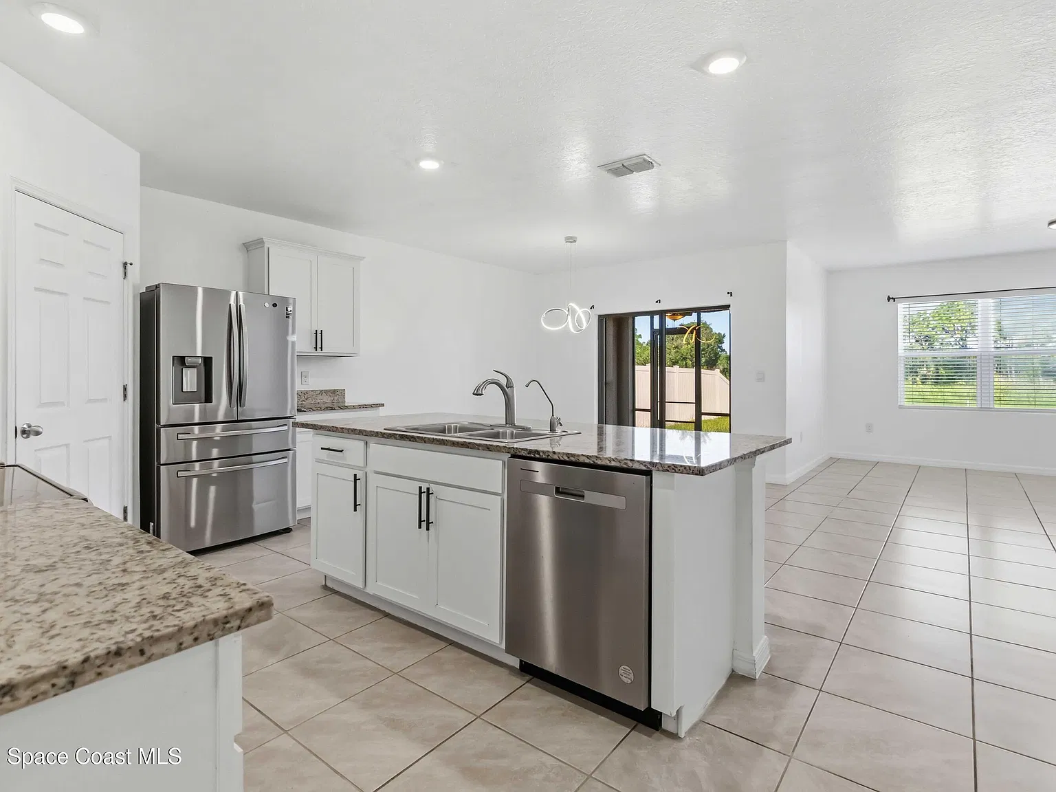 4 bed, 2.0 bath, 1830 sqft, $2,300 — Photo 2