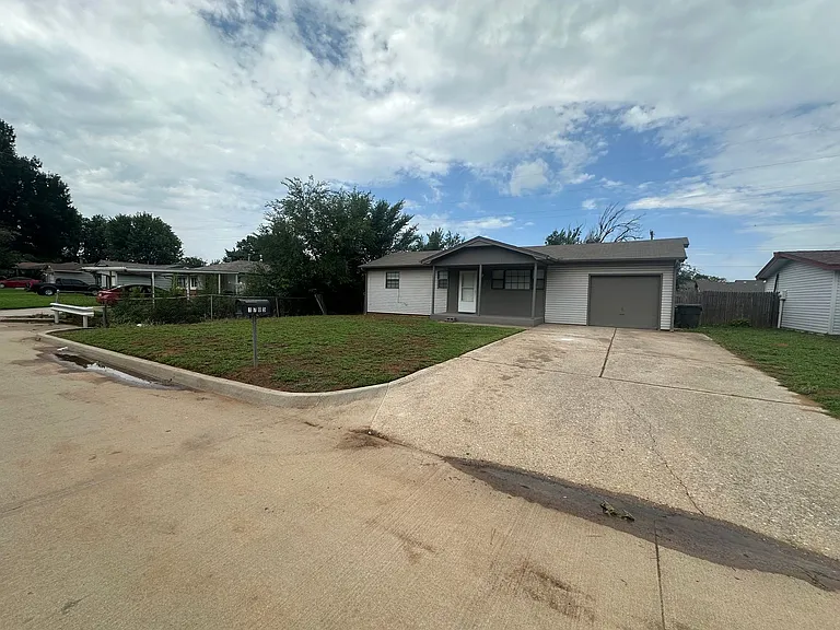 1705 Melody Dr — Photo 2