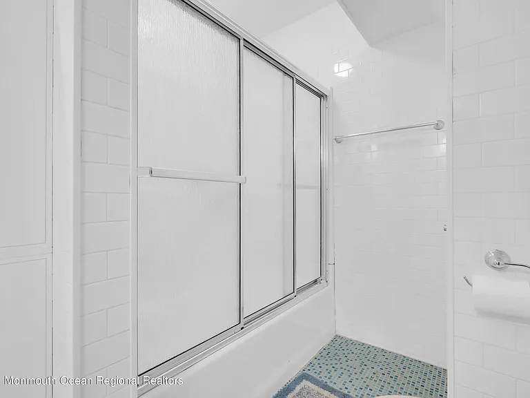 45 Roslyn Ct — Photo 18