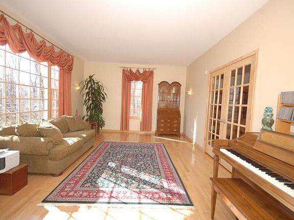 Living Room w/9' ceilings