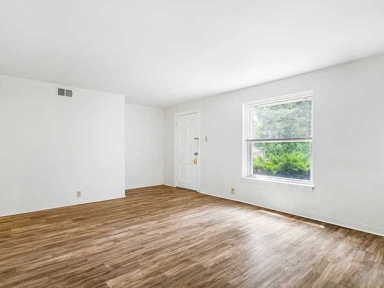 1076 Wilshire Ave — Photo 7