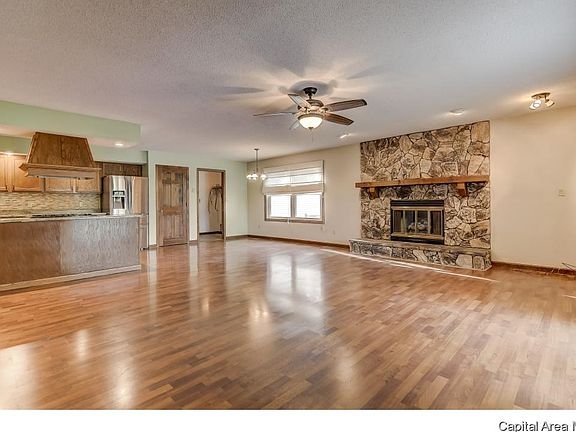 4th image of 34 Jamestown Cir