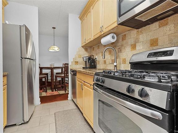 5th image of 1085 Warburton Ave APT 218