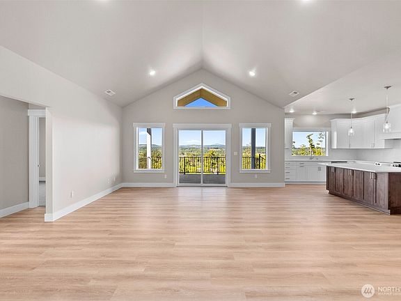 5th image of 122 Tillicum Dr