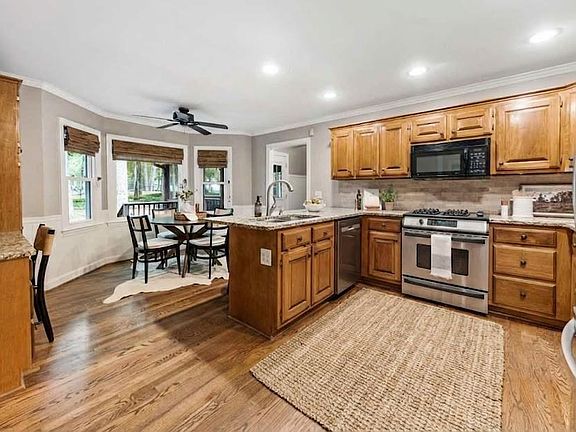 4th image of 740 Windsor Ct