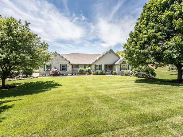 7610 Van Raden St, Pinckney, MI 48169