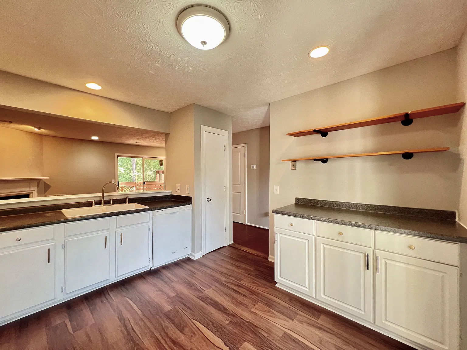 2 bed, 1280 sqft, $2,095 — Photo 4