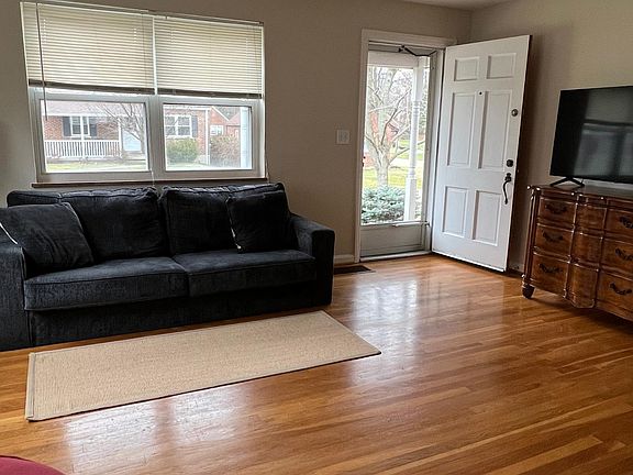 3rd image of 104 Holaday Ln