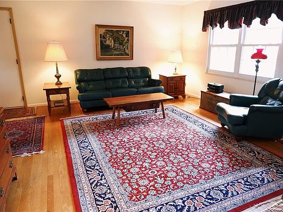 4th image of 12 Salem Cir