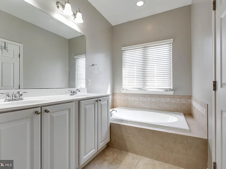 1739 Theale Way — Photo 42