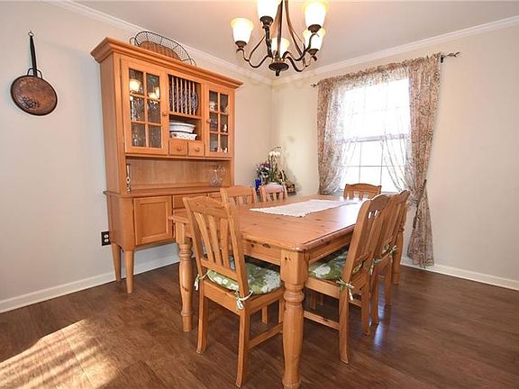 5th image of 469 Oaklawn Dr