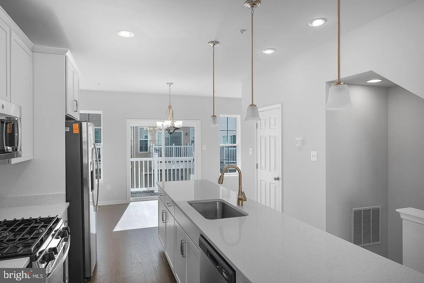 5 bed, 4.5 bath, 1728 sqft, $3,500 — Photo 3