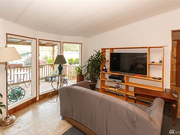 Nice size Living Room, large windows allow lots of light.